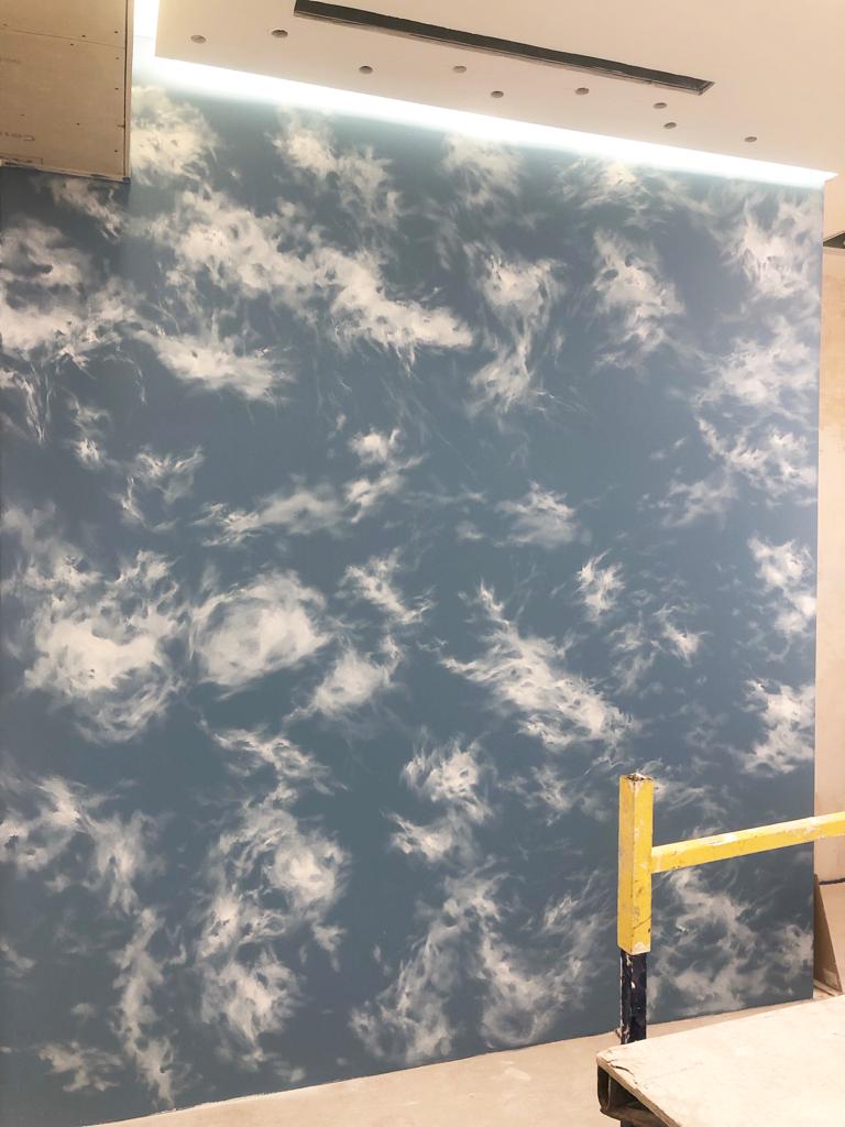 Художественная роспись стены «облака» в массажном салоне «Вай-Тай»